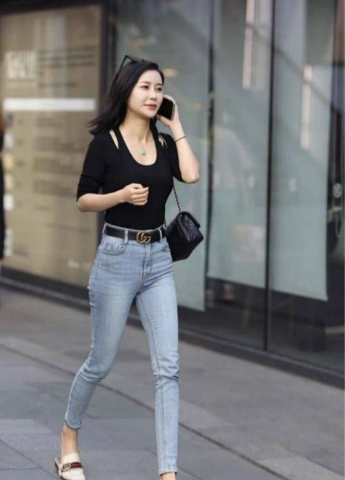 火了一种新穿法，“牛仔裤+奶奶鞋”，中年女士太会“玩”了！