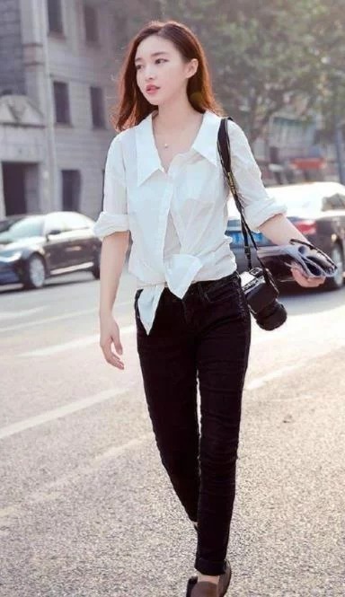 街拍:美女浅蓝色衬衣配紧身牛仔,长相清秀,温婉可人