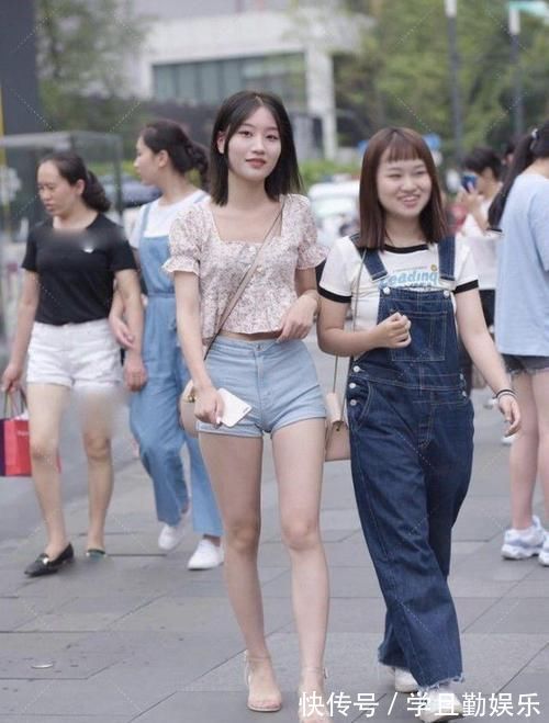 穿搭|清新可爱的小姐姐，花纹图案上衣搭配浅蓝色热裤，活力满满
