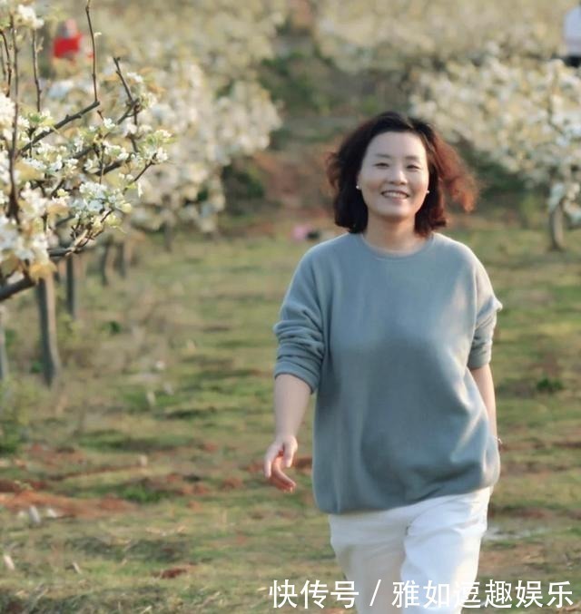 颜色|中年女人穿“花衣服”很土,照着这5套简约气质风穿,减龄有活力