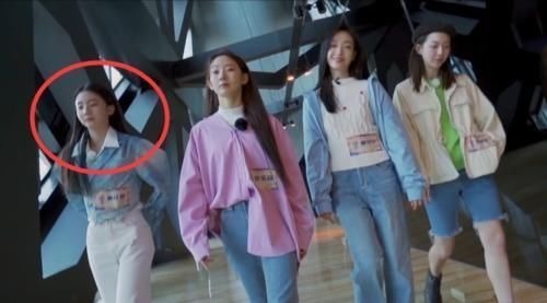 被《青你2》淘汰后,她转头参加央视选秀,和蔡徐坤再续师生缘