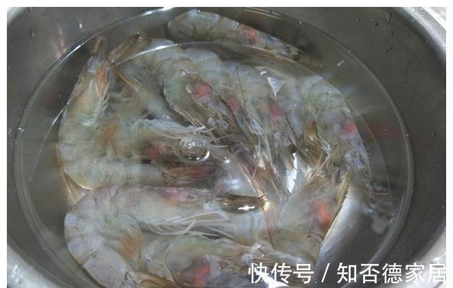 茶叶|大虾只会炒番茄?教你一个新吃法,加一把茶叶,准保味道香酥好吃