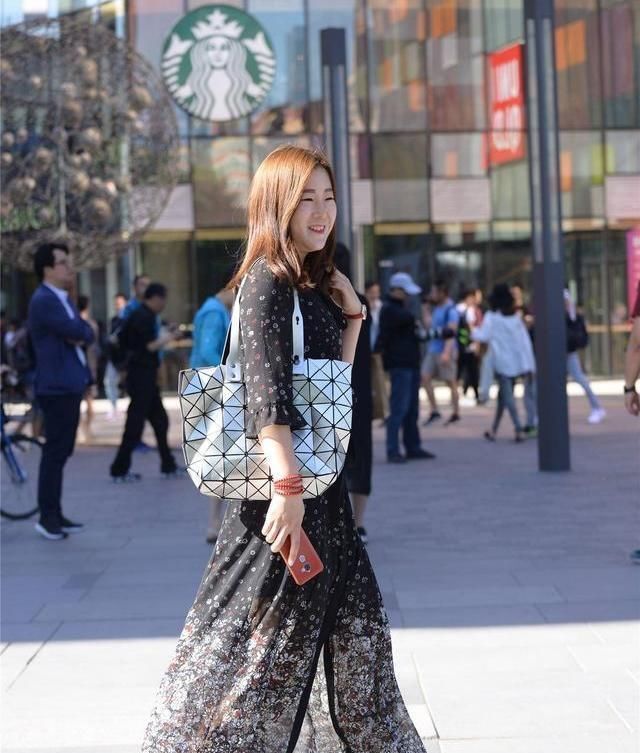 连衣裙彰显帅气时尚魅力，更显优雅气质