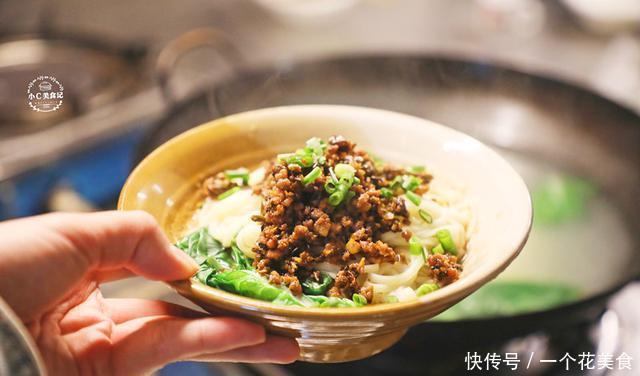 制作担担面|一碗好吃的担担面,关键在于料,才知道这配料必不可少的食材是它