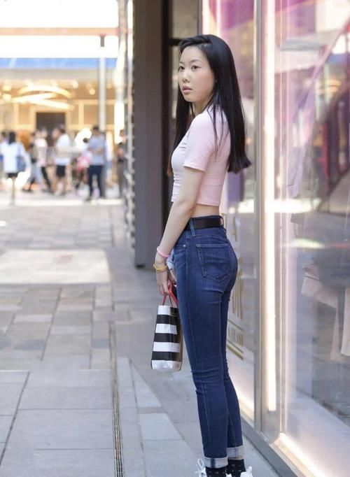 穿搭 今年流行一种新穿法,牛仔裤+小白鞋,中年女士也忍不住了!