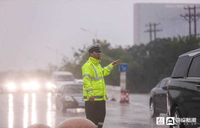 撑起道路安全“保护伞”东营交警风雨中坚守一线|组图| 道路