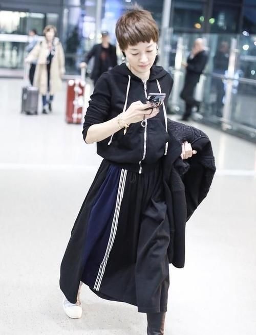 卫衣|女明星穿卫衣搭半身裙,又美又飒,踩高筒阴阳靴超抢眼