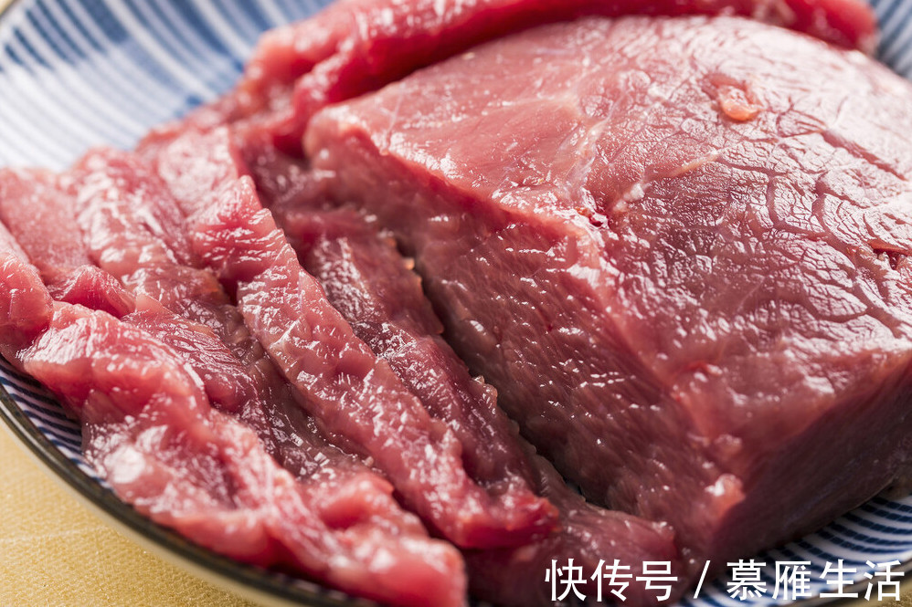 肉质|买牛肉时,别再被商贩忽悠了,牢记3不买技巧,肉质新鲜口感好