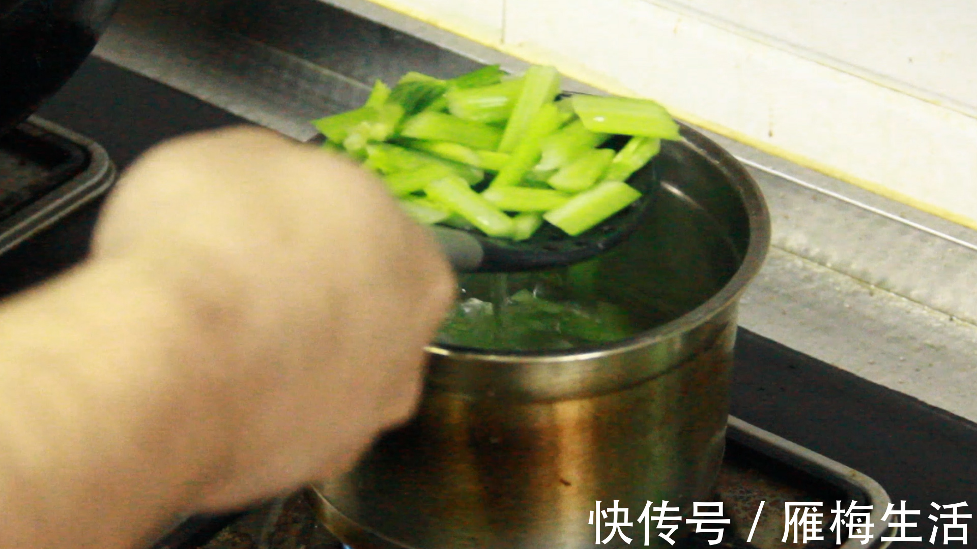 为啥很多饭店把芹菜炒杏鲍菇当做招牌菜试着炒一次,真能吃上瘾