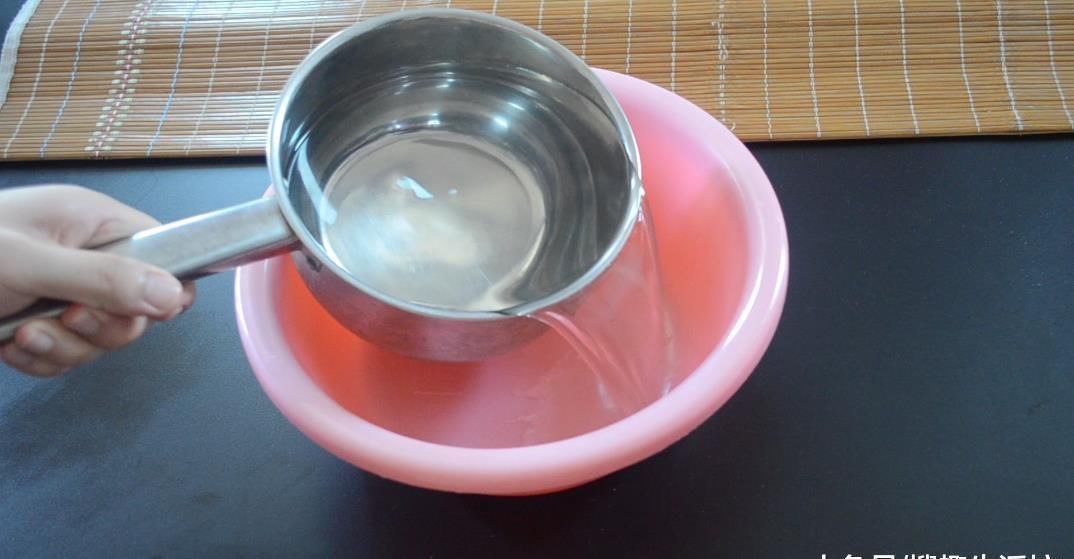 冲洗|凉席脏了别再用水冲洗了, 教你5分钟清洗凉席, 洗的干净还能除螨