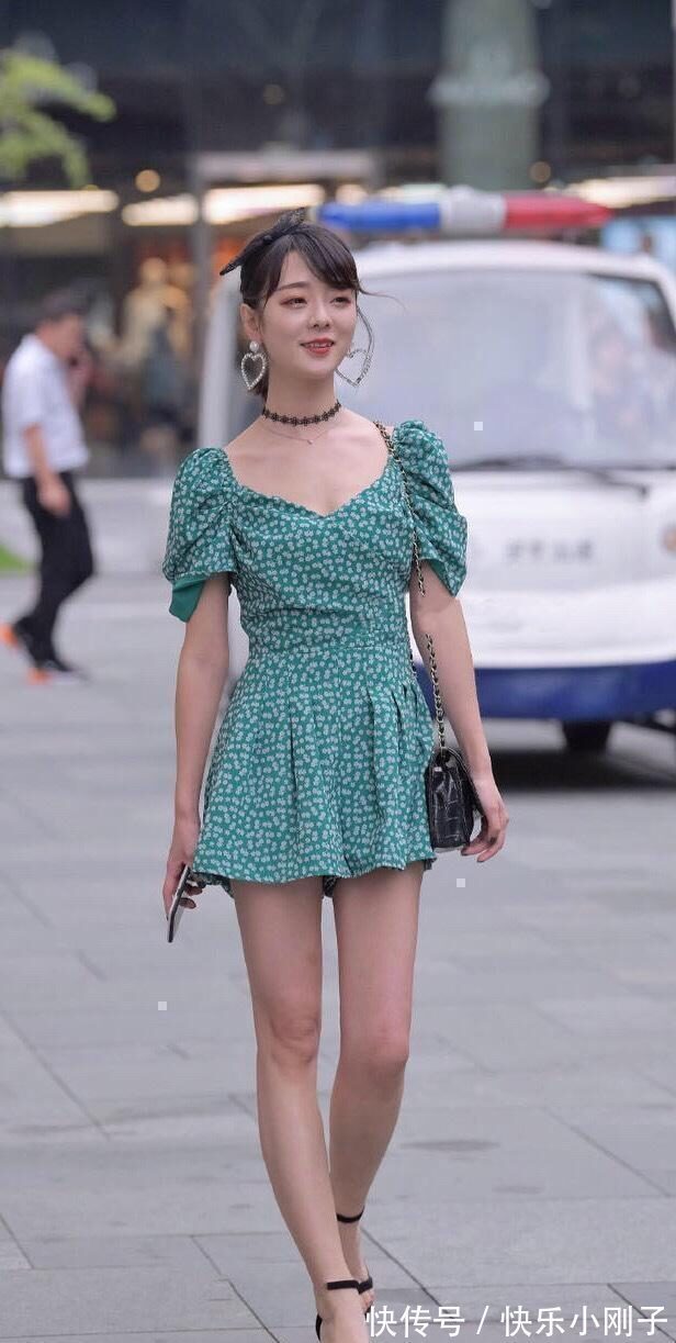 妹子们 连衣裙彰显又美又飒气质,凸显身材美感,尽显时尚气质