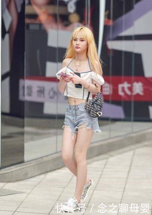 身材高挑 牛仔热裤搭配高跟鞋,大长腿展示得淋漓尽致,凸显小姐姐的优雅