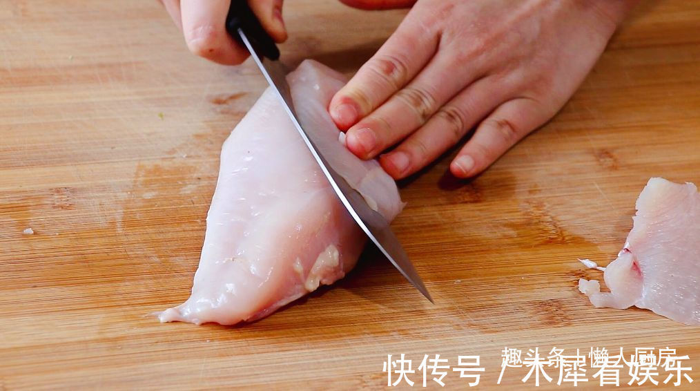 鸡胸肉直接水煮,吃起来肉质柴,教你香煎鸡胸肉的做法,嫩滑多汁
