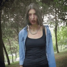 |搞笑GIF:姑娘长点心吧 对面住的可都是单身汉啊