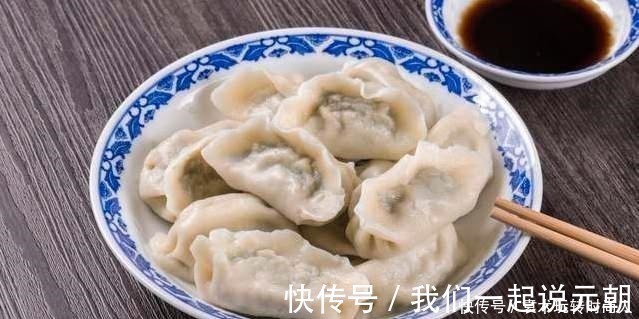 拌饺子馅时,放生油还是熟油很多人做错了,难怪饺子吃着不香