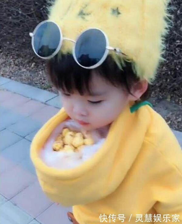 妈妈|爸爸把女儿衣服穿反了,妈妈气不打一处,当女儿转身后,妈妈笑喷