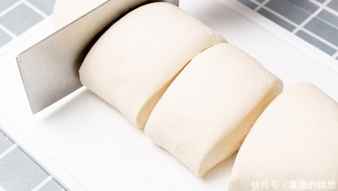 蒸馒头发面时,不要只会放酵母,记住2个窍门,面发得又快又好