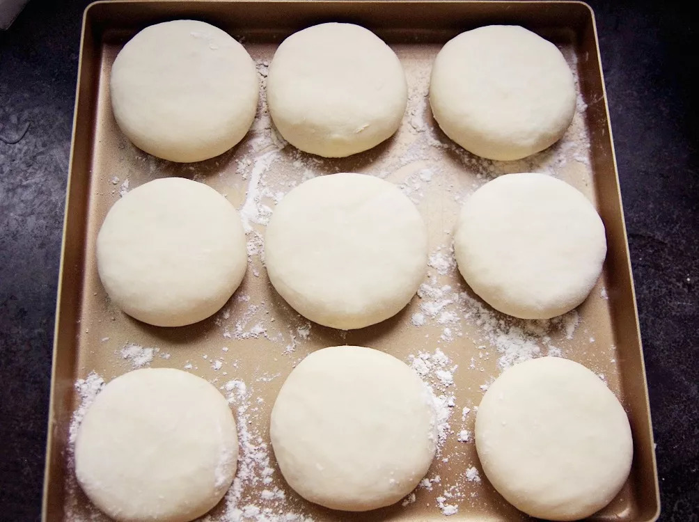 萝卜丝馅饼,一点肉都没放,吃起来确实格外香,刚上桌就被抢光光