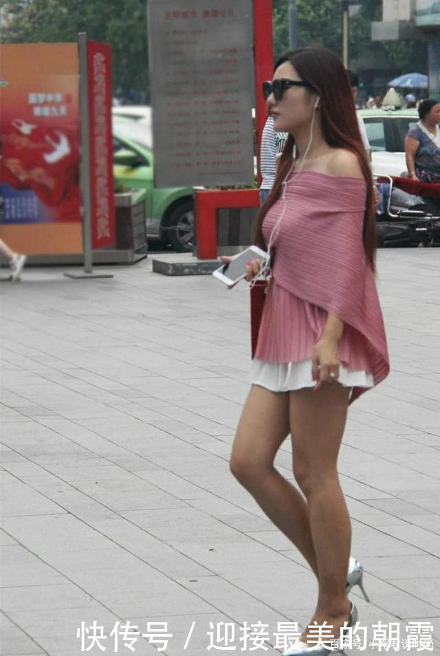 大方的美女,粉红色的披肩,穿着很有格调