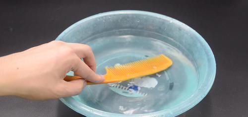 在梳子上涂抹牙膏，作用真厉害，解决了一个大烦恼，看完涨知识了