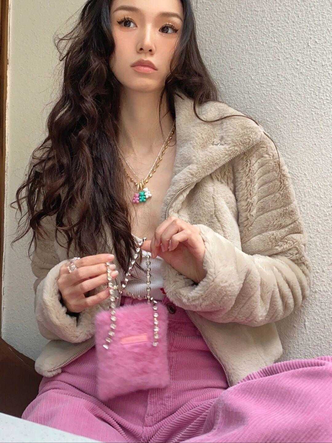 面料 适合冬天选择的粉色单品有很多,码住这“四”款,是真的很时髦