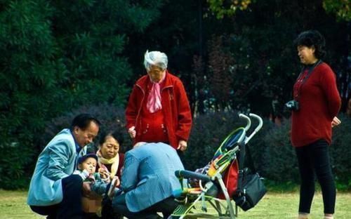 宝妈|奶奶又来假装带娃了,孙子语出伤人,奶奶羞红了脸,宝妈沉默