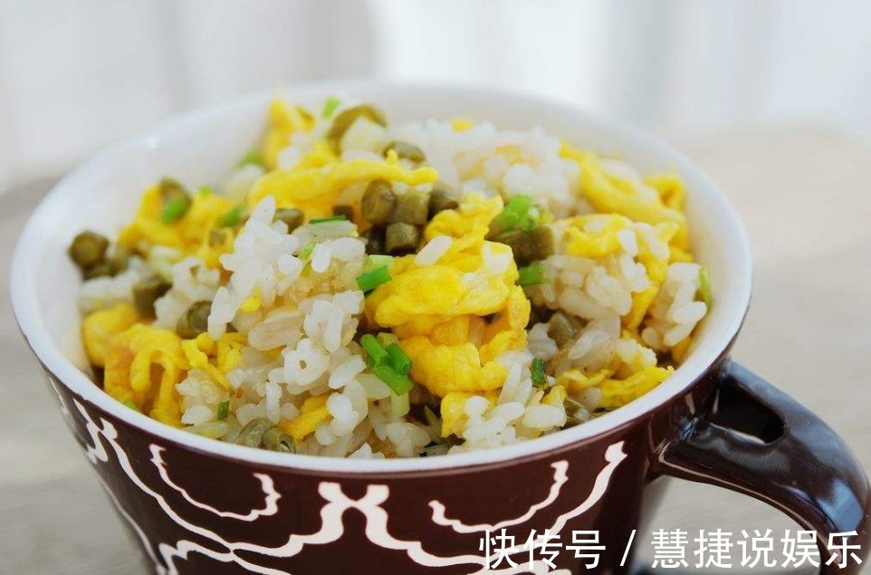 蛋炒饭究竟怎么做最好吃大厨分享给大家，简单4步满足你的胃！