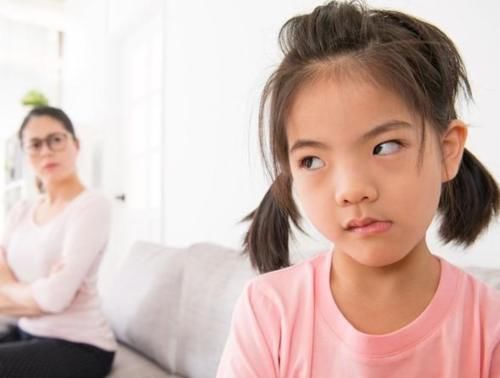 儿子当众“斥责”父母偏心妹妹,看清妹妹脸后,网友:不偏心都难