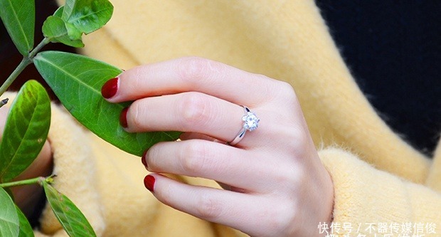 小拇指|钻戒有哪些戴法?不同手指的戴法有着不同的意义,分别是什么?