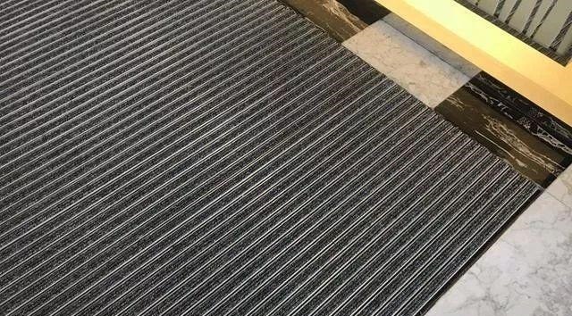 地板|越来越多人不在门口放地垫了,现在流行这样弄,省钱干净又实用