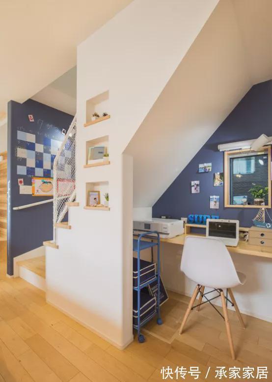 空间利用|日本人楼梯的花样就是多,围楼梯口打圈地台,人人都能有个小书桌