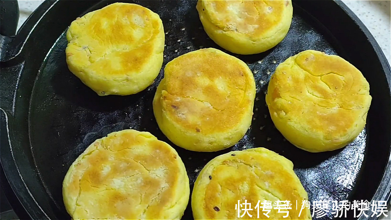 油酥|玉米面油酥饼做法,加多一种材料,口感丰富,吃着蓬松柔软,真香