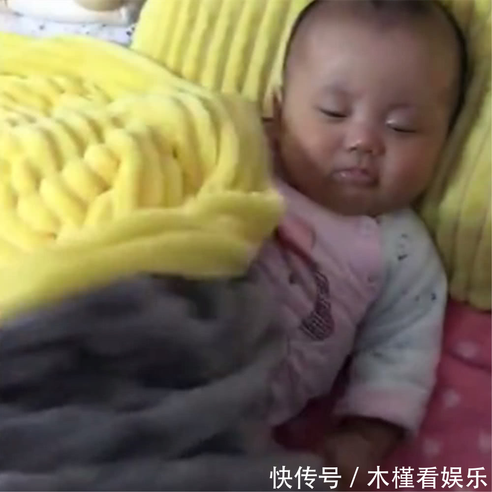 睡醒|妈妈看到宝宝睡醒了,急忙掀开被子,被接下来的画面萌化了