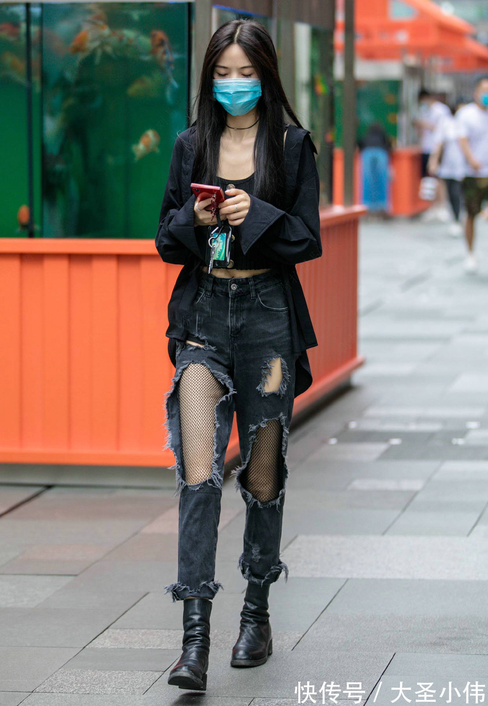 帆布鞋 美女街拍:小姐姐以黑色为主的搭配,不仅修身显瘦,还穿出了满满的精致感