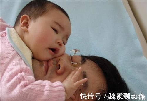 媳妇儿|爸爸陪娃睡觉,醒后发现娃不见了,吓坏了赶紧找,结果自己都乐了