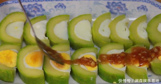 西葫芦里面加4个鸡蛋,不用炒不凉拌,招待客人,比吃肉都过瘾