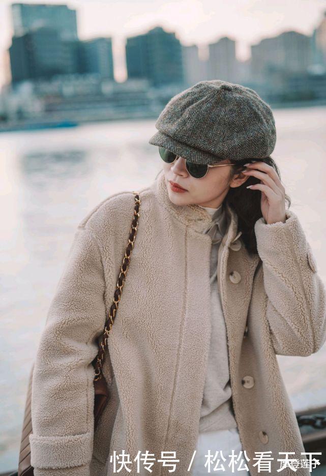 时尚|跟着时尚博主学穿搭,毛茸茸的卡其色外套配白裤,温柔简约又时尚
