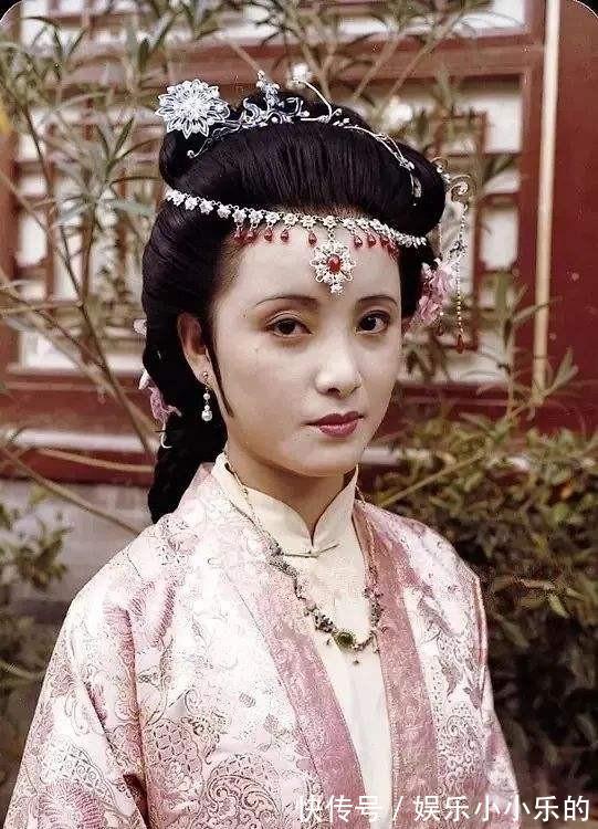 贾母|王熙凤无利不起早,为何要包揽秦可卿的丧事,她足足赚了三万两