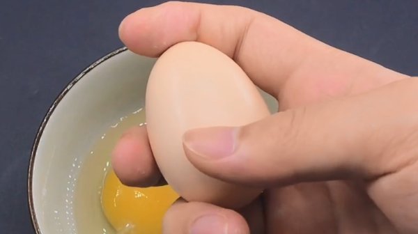 鸡蛋|打鸡蛋时,第一步10个人有9个搞错,原来有个小窍门,方法太棒了