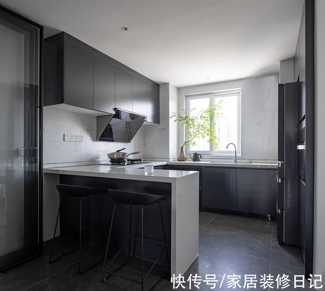 背景墙|南京140㎡新房装修，艺术漆+弧线半吊，简单却有藏不住的高级感