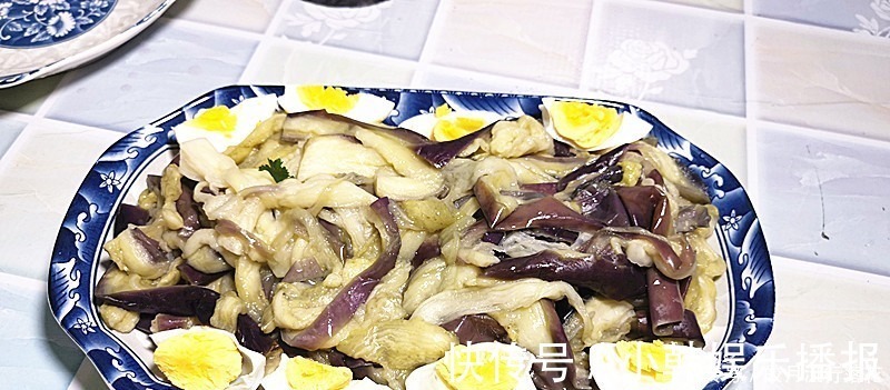 凉拌茄子|此菜是“降血压之王”,中老年人要常吃,一蒸一拌浇上料汁,真香!