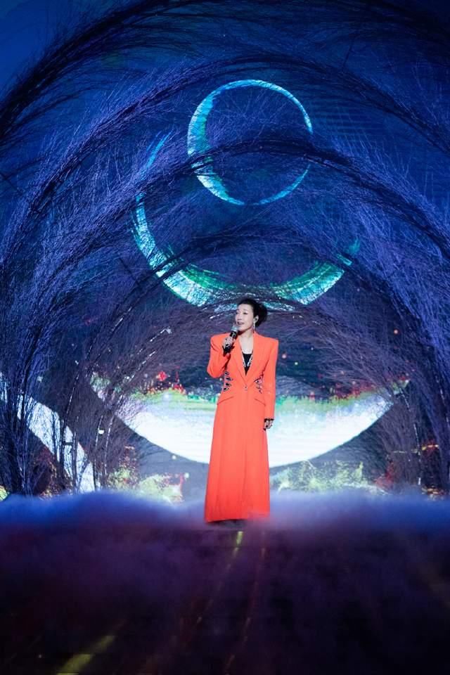 湖南春晚：何炅屡失误显疲惫，50岁孙悦劲歌热舞，刘谦被指认不出