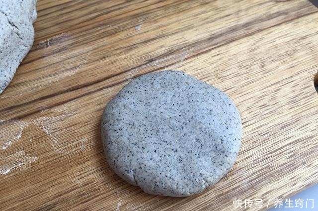  面团|别看它小，“钙是牛奶的8倍”，做成营养早餐饼，全家都爱吃