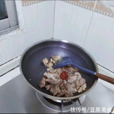 足饭|#巨下饭的家常菜#青椒焖鸭这么做，吃前一定备足饭