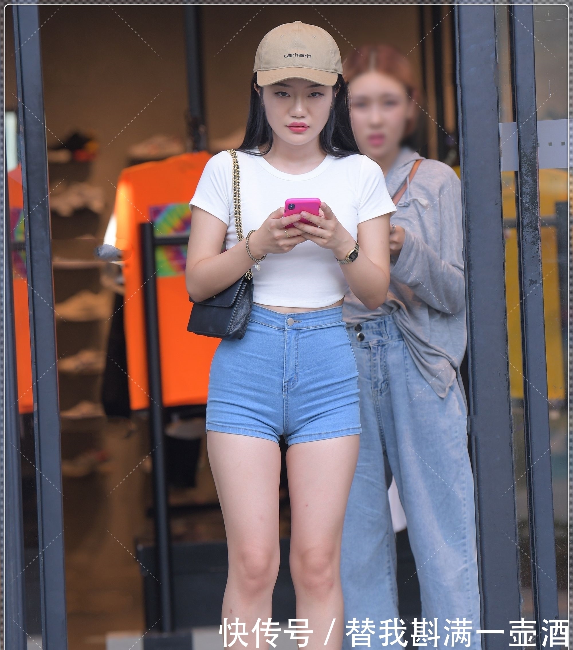 白色简单打底衫,减龄又大方,清新脱俗美成仙女