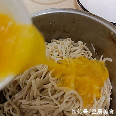 这道面条变身记-面条变披萨简单快手,超下饭