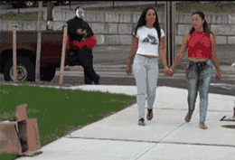 |搞笑GIF:今天太倒霉了,大清早的被一只狗欺负了!