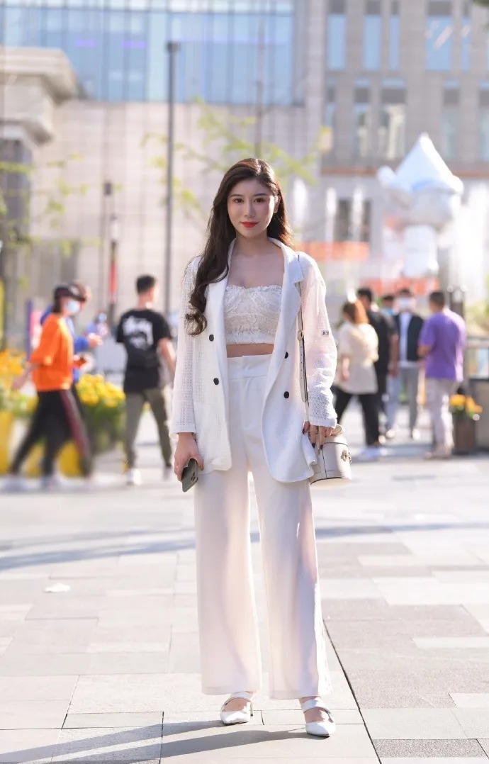 很漂亮,穿白衣的性感动人长发美女