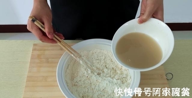 要想发面快，别只放酵母，面点师傅教你小窍门，10多分钟就发满盆