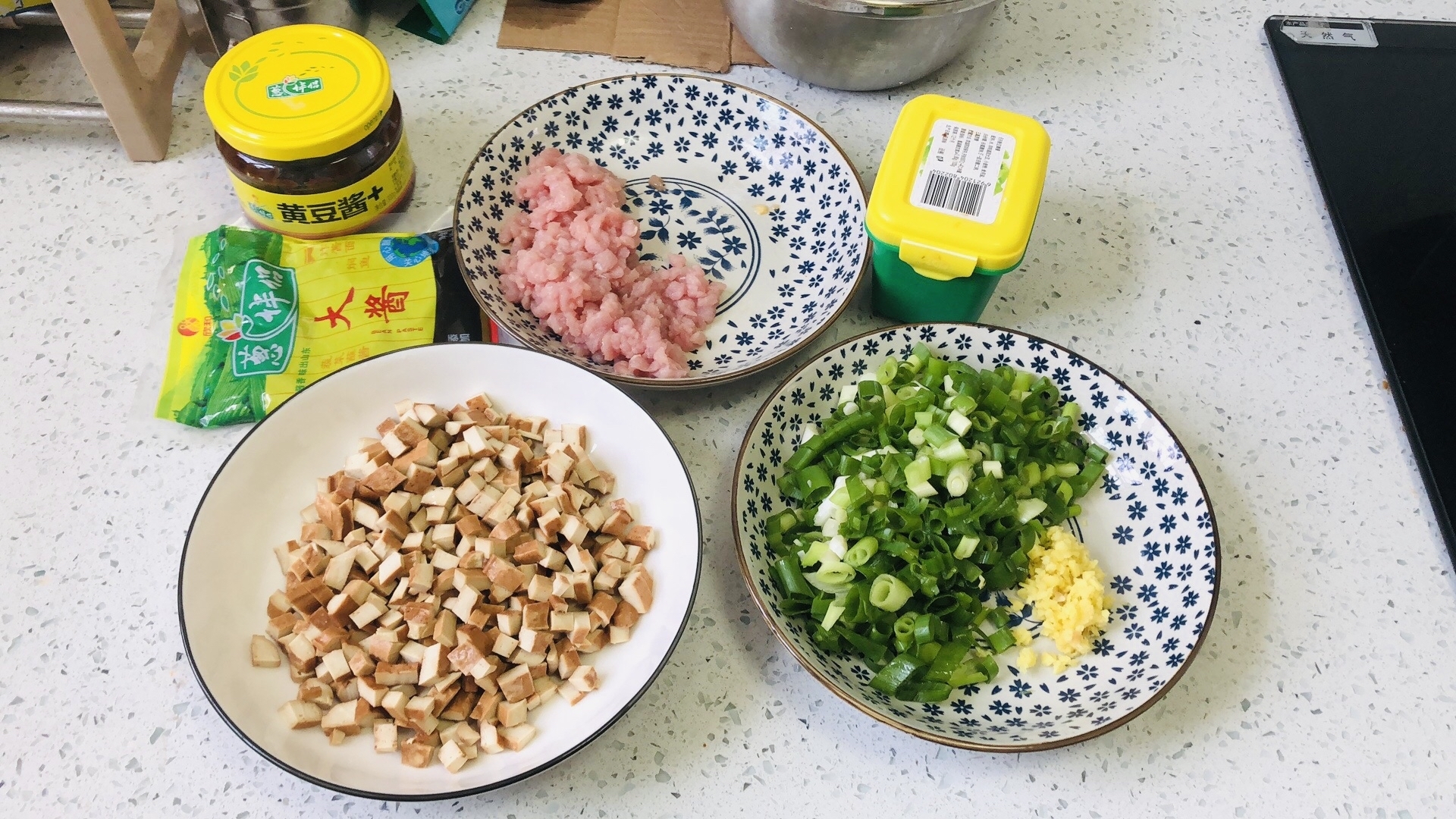 做炸酱面,豆瓣酱和甜面酱选哪个很多人做错,难怪炸酱吃着不香